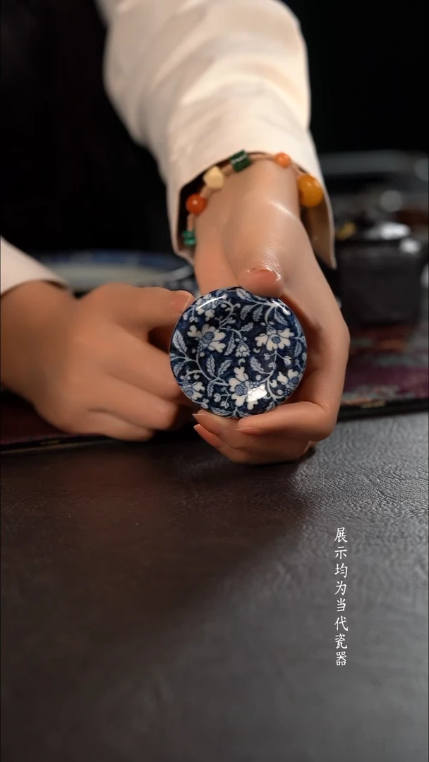 子润窑蓝地茶花曲奇盖置