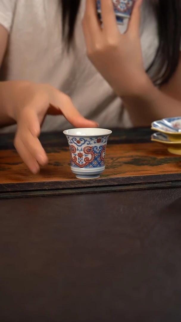 贵红窑青花釉里红如意纹小闻香杯