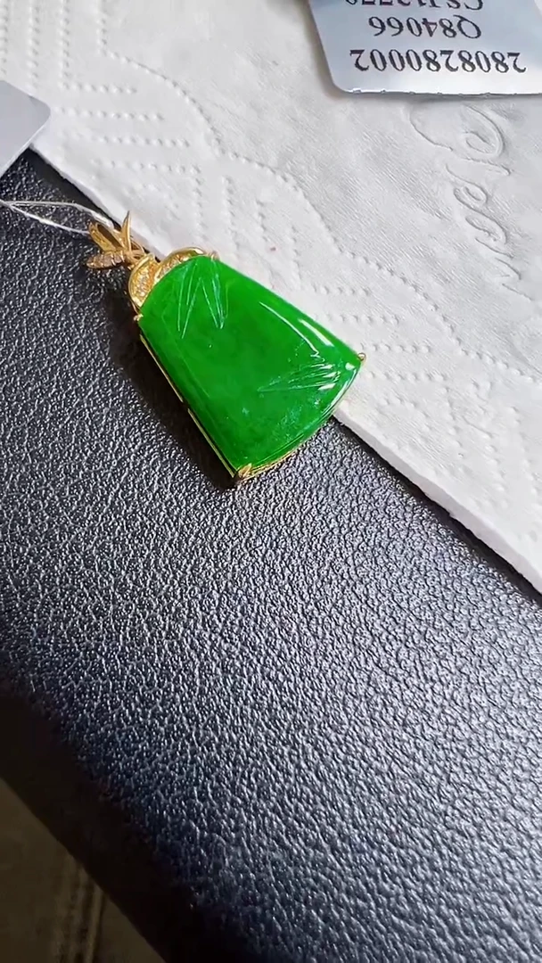 颈饰18K金镶嵌翡翠竹子