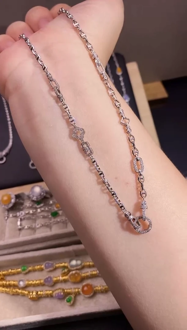 颈饰18K金镶嵌钻石项链