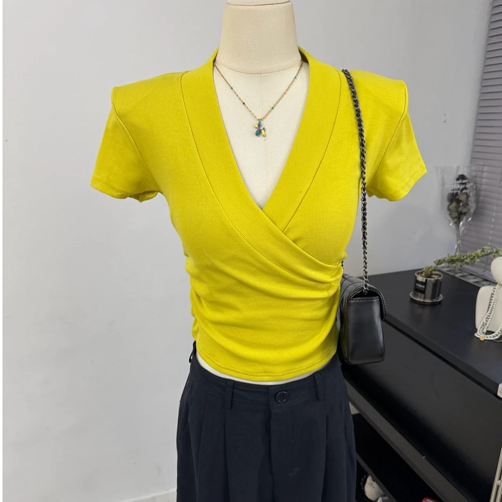 交叉V领垫肩修身短袖T恤女2025夏新款螺纹棉褶皱黄色上衣女装韩版