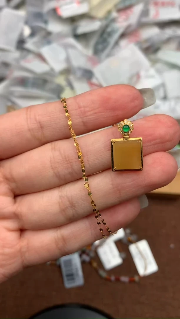 18K金镶嵌挂件翡翠—