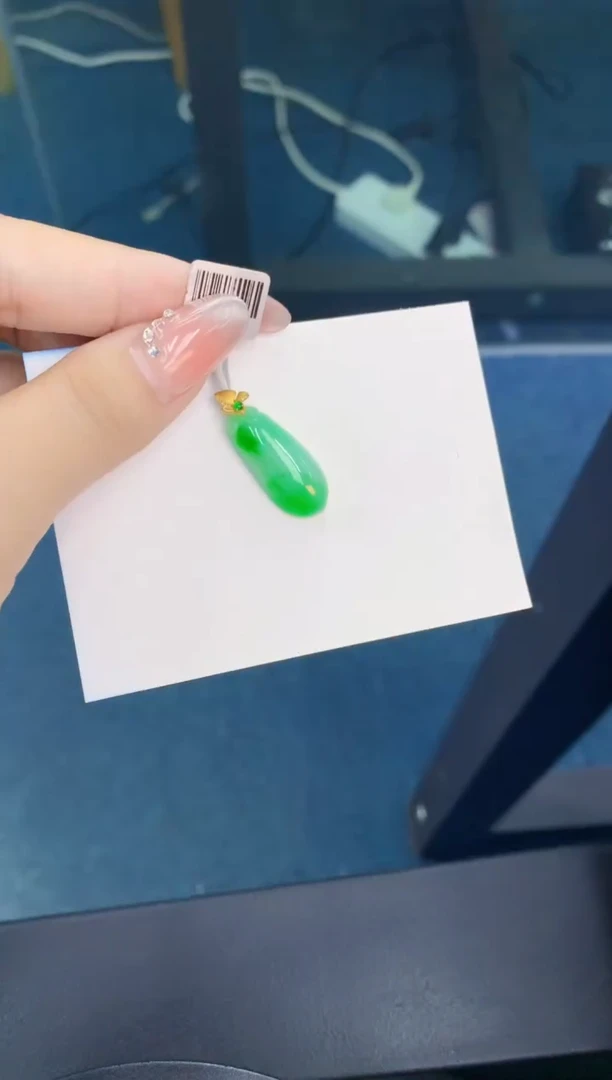 翡翠未镶嵌颈饰1
