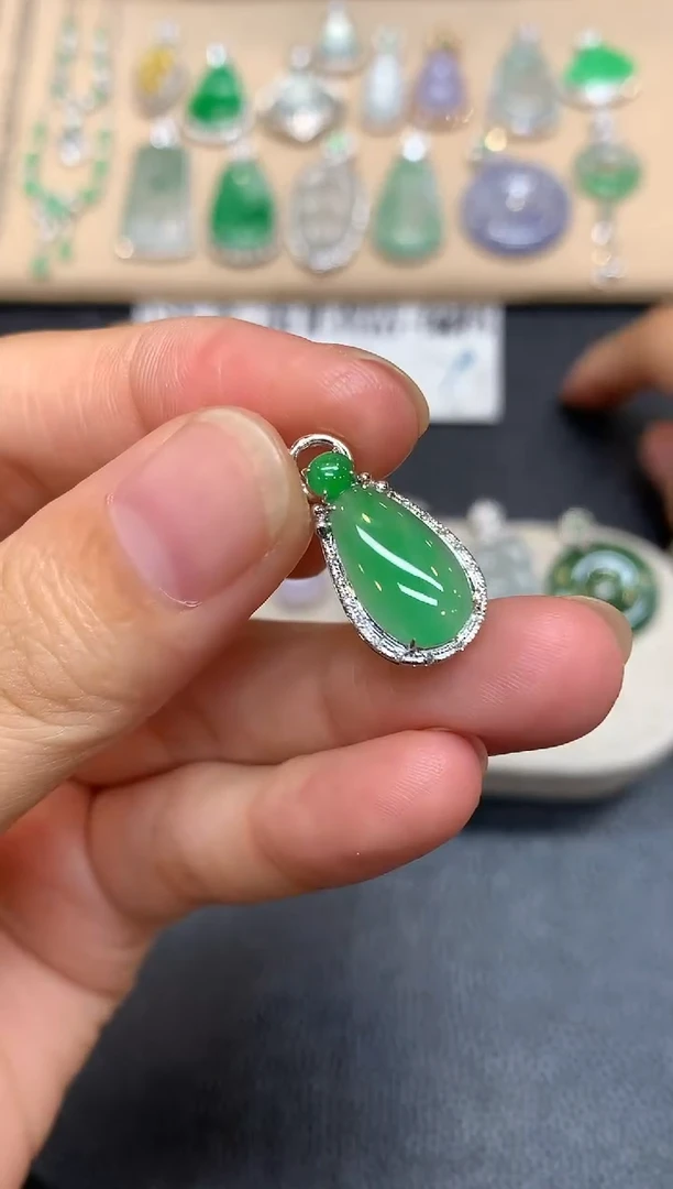 颈饰18K金镶嵌翡翠福瓜【无服务费