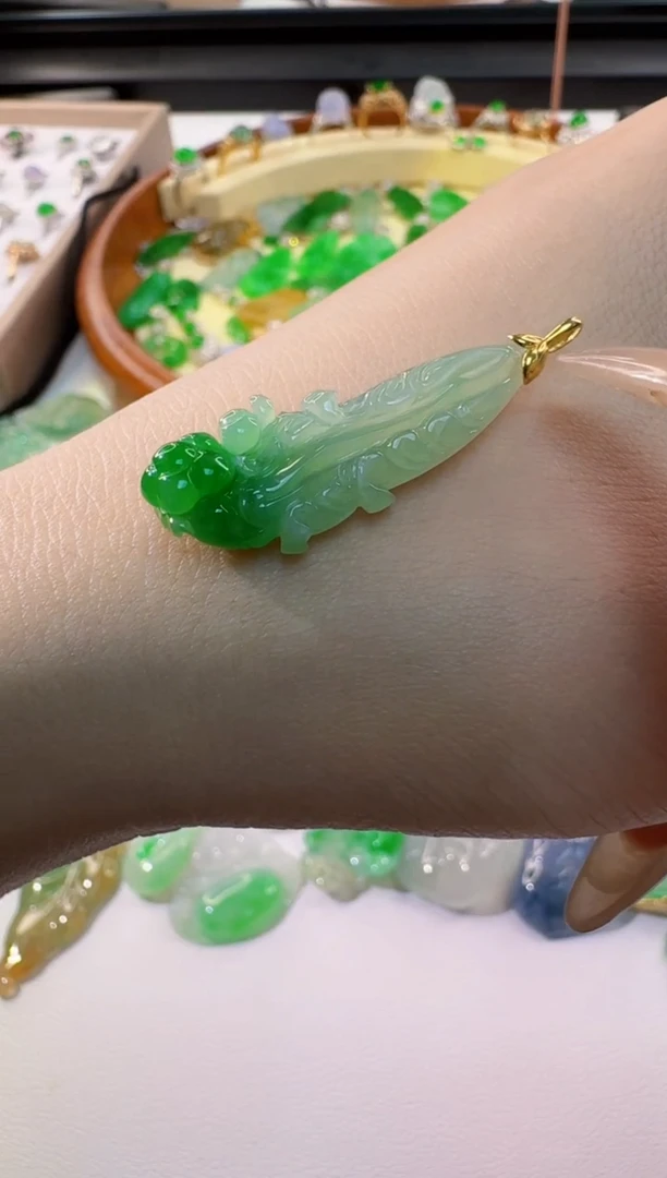 翡翠18K金镶嵌吊坠(不含链)缅甸 A货翡翠