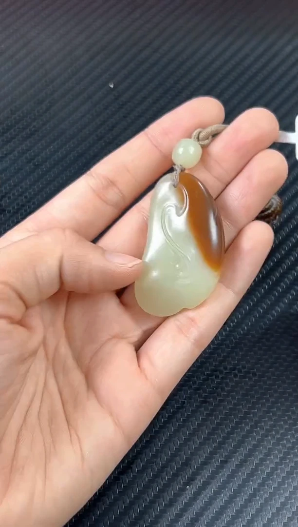 吊坠(赠链)未镶嵌和田玉若羌微色差m