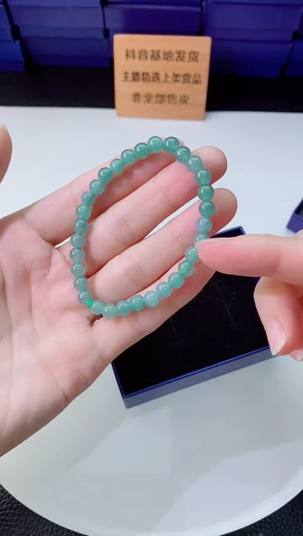 翡翠未镶嵌颈饰    `