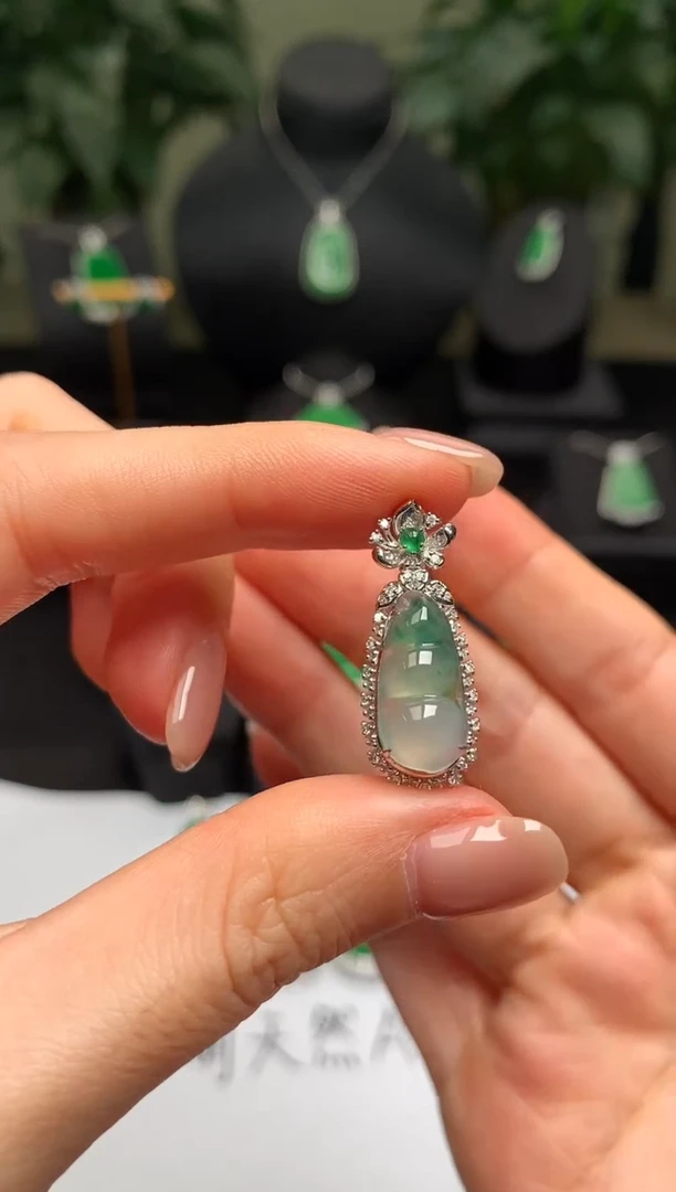 颈饰18K金镶嵌翡翠福豆