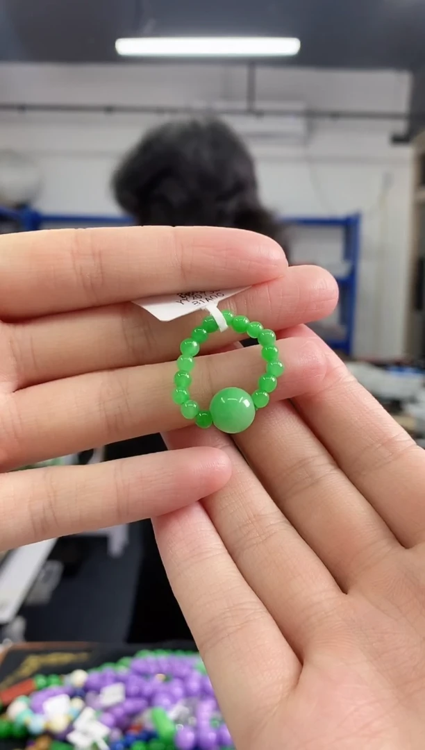 翡翠戒指未镶嵌多样性发其一颜色微差