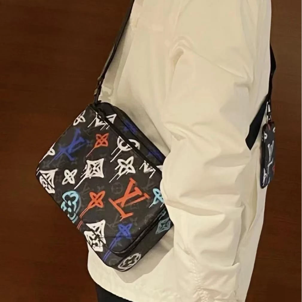 95新 LouisVuitton/路易威登 坤球奢选 lv 涂鸦三合一邮差斜挎包