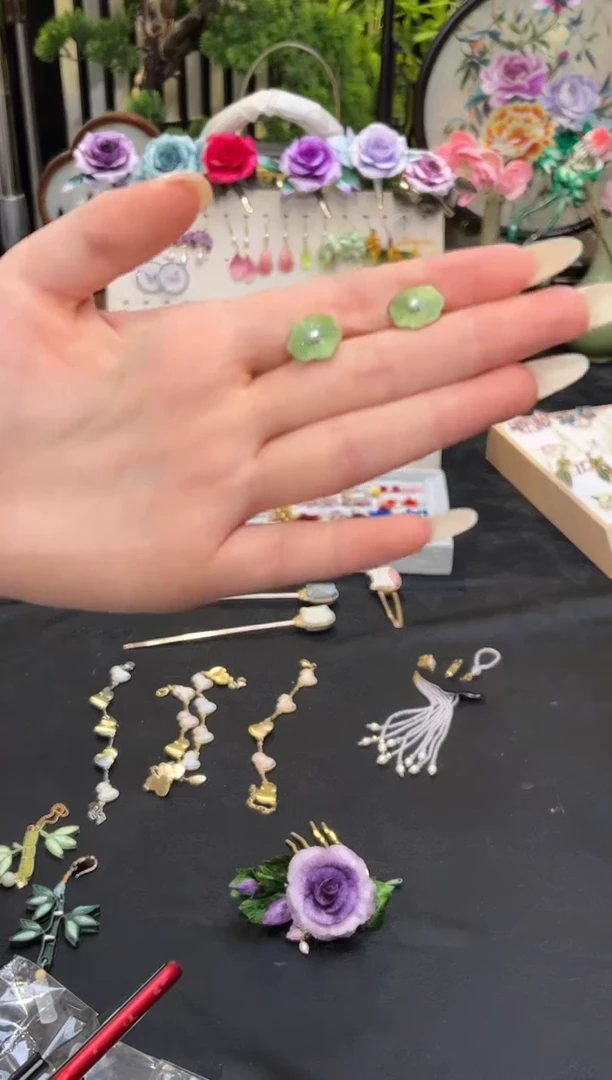 织绣是****吖非遗绒花苏绣饰品