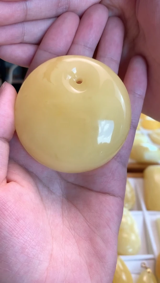 未镶嵌颈饰蜜蜡平安扣