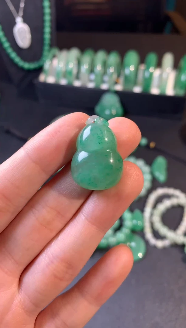 吊坠(不含链)未镶嵌石英质玉（非洲翠）葫芦（放漏）