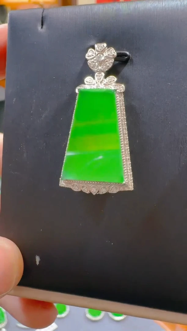 翡翠18K金镶嵌吊坠(赠链)天然A货翡翠
