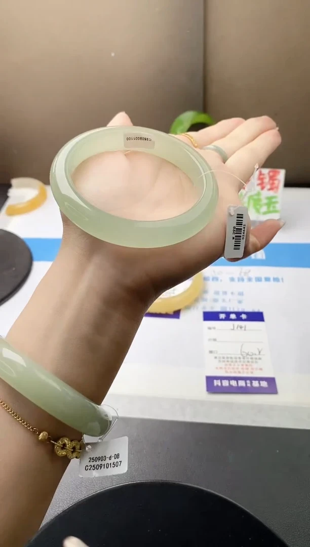 未镶嵌手镯石英质玉j141-DB多样性发货60+