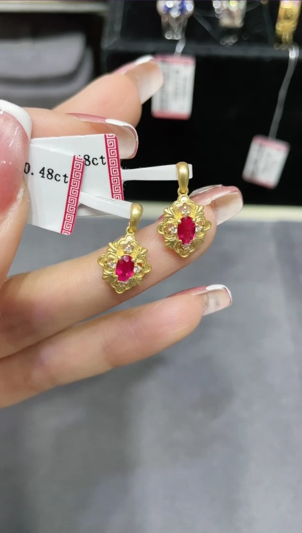 18K金镶嵌红宝石吊坠 多样性发其一