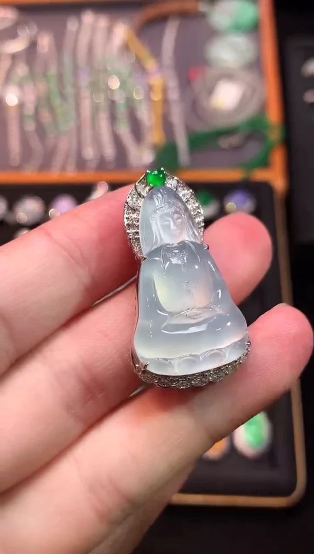 吊坠(赠链)18K金镶嵌翡翠玻璃种观音吊坠