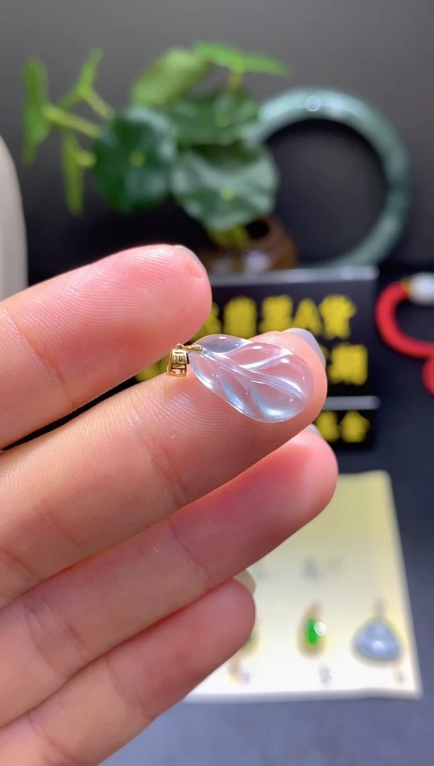 翡翠18K金镶嵌颈饰翡翠吊坠