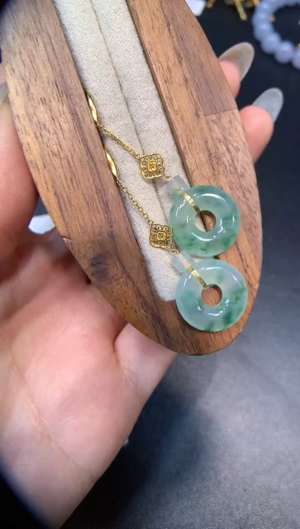 颈饰18K金镶嵌翡翠耳钩