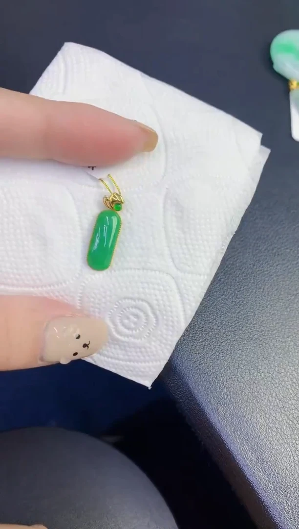 颈饰18K金镶嵌翡翠缅甸天然翡翠A货