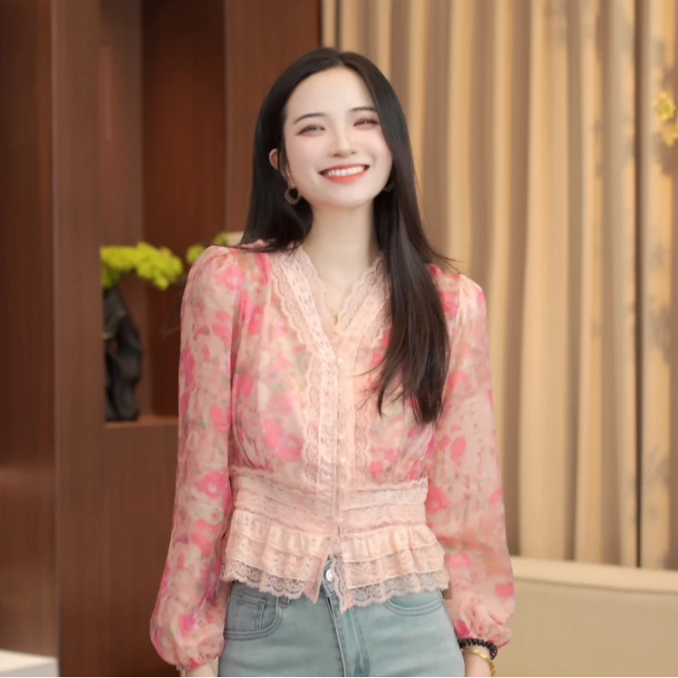 法式浪漫甜美V领印花长袖衬衫女春季新款气质收腰拼接蕾丝上衣潮