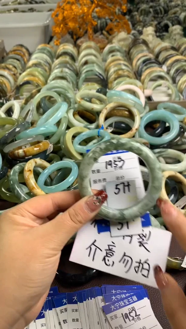 【闪购商品】蛇纹石玉手镯未镶嵌1953