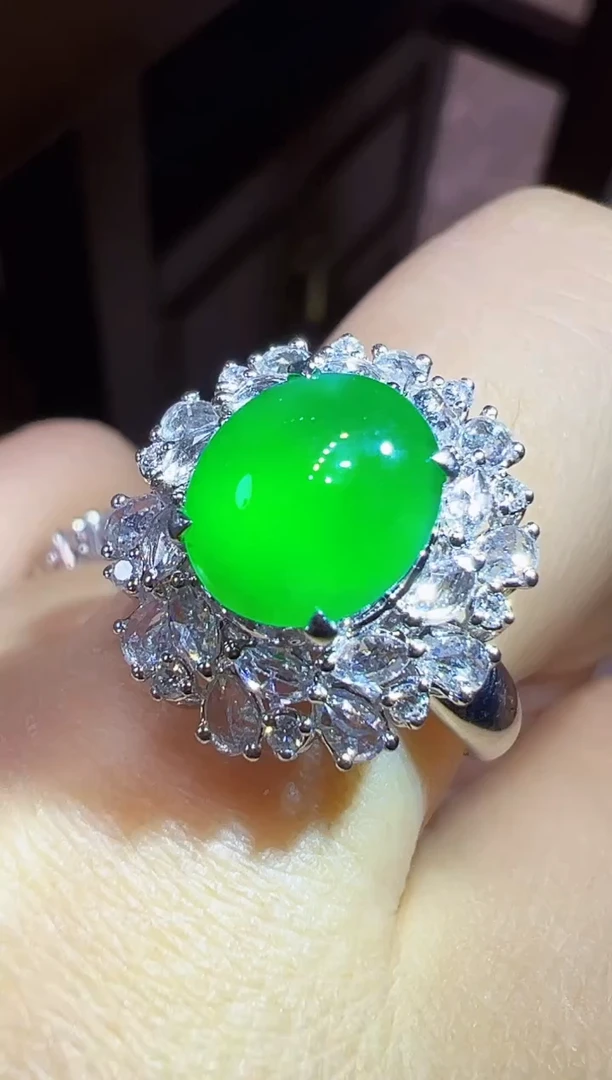 18K金镶嵌戒指翡翠蛋面