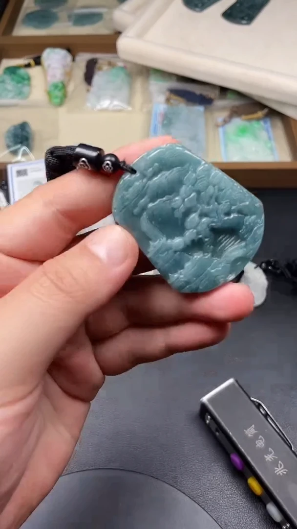 翡翠未镶嵌颈饰  多样性发其一