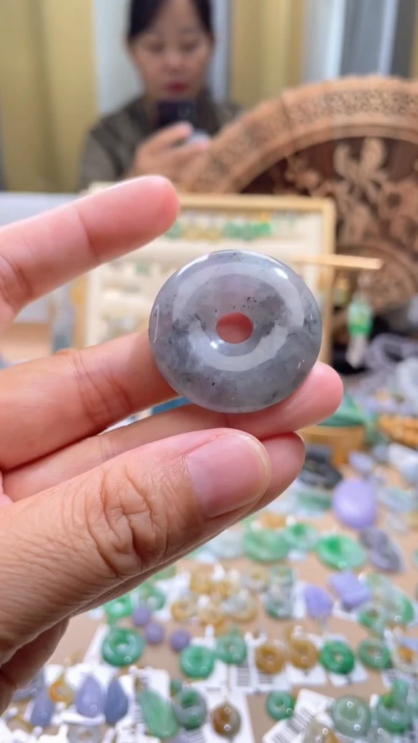 翡翠未镶嵌颈饰平安扣