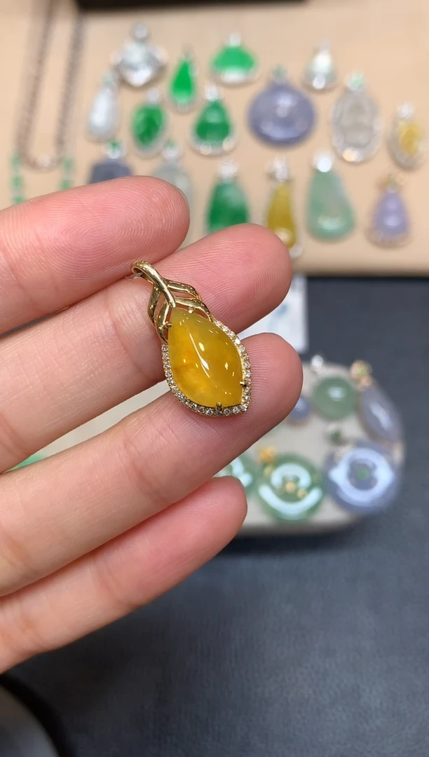 颈饰18K金镶嵌翡翠酒*窝随形【无服务费