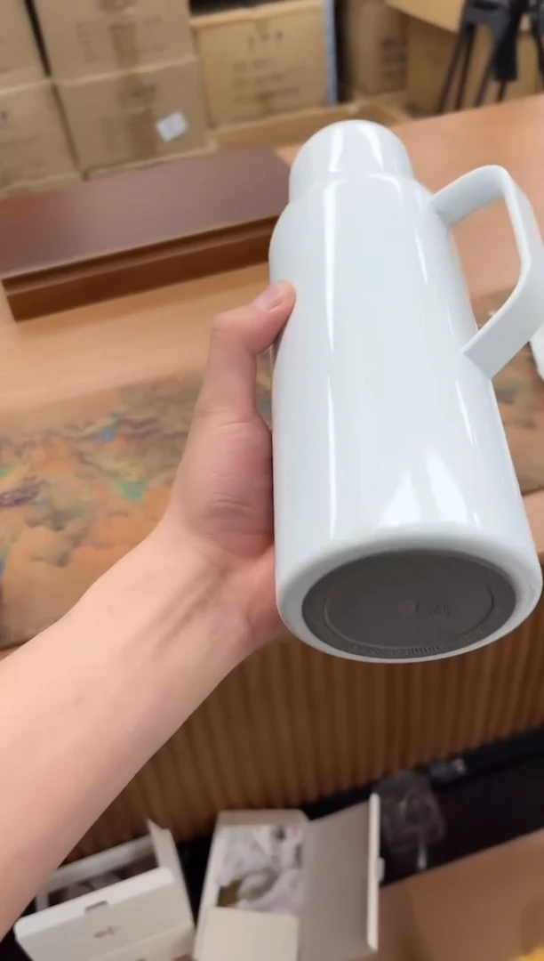 保温壶白色