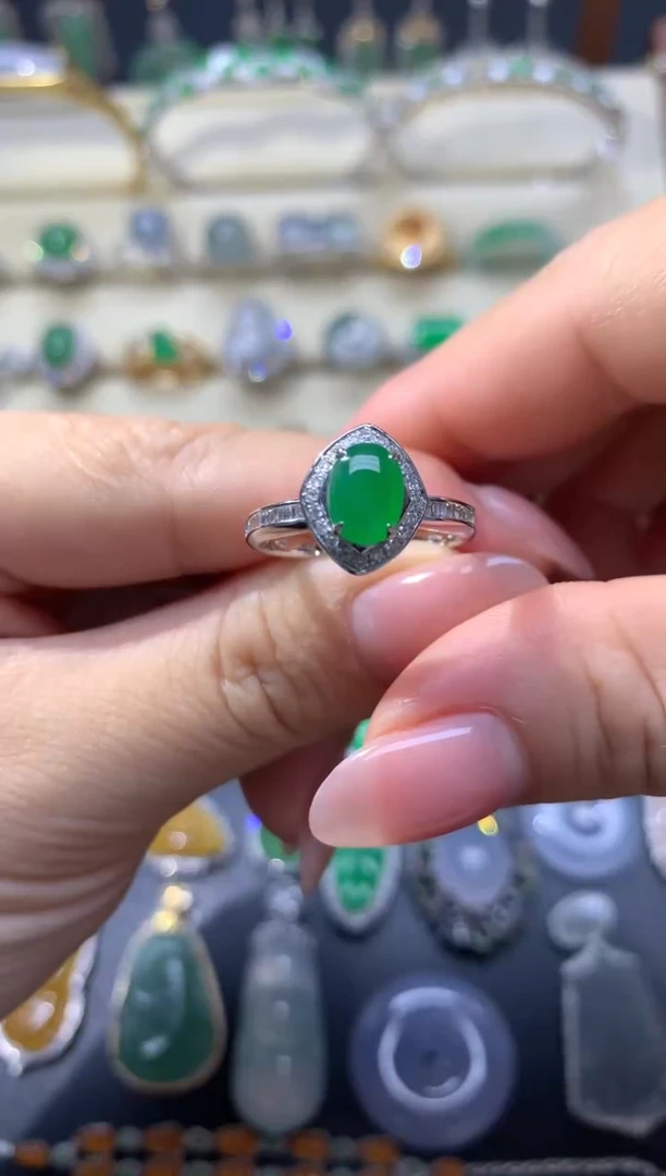 翡翠18K金镶嵌颈饰戒指