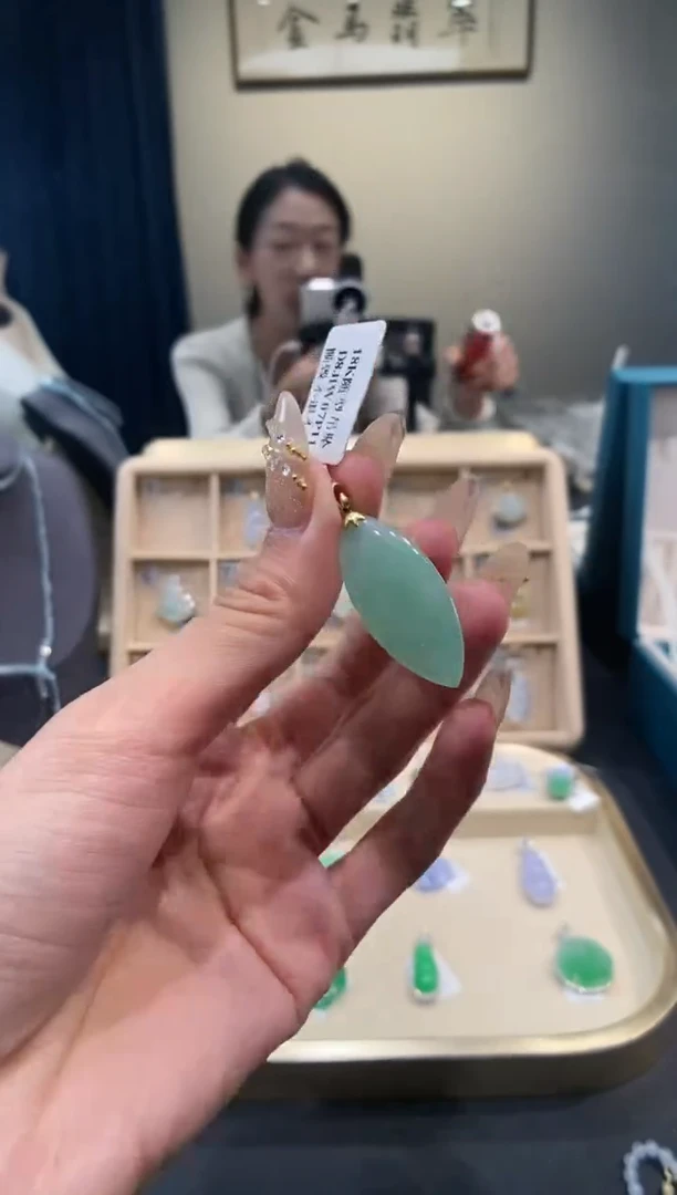 【闪购商品】翡翠吊坠(不含链)18K金镶嵌马鞍