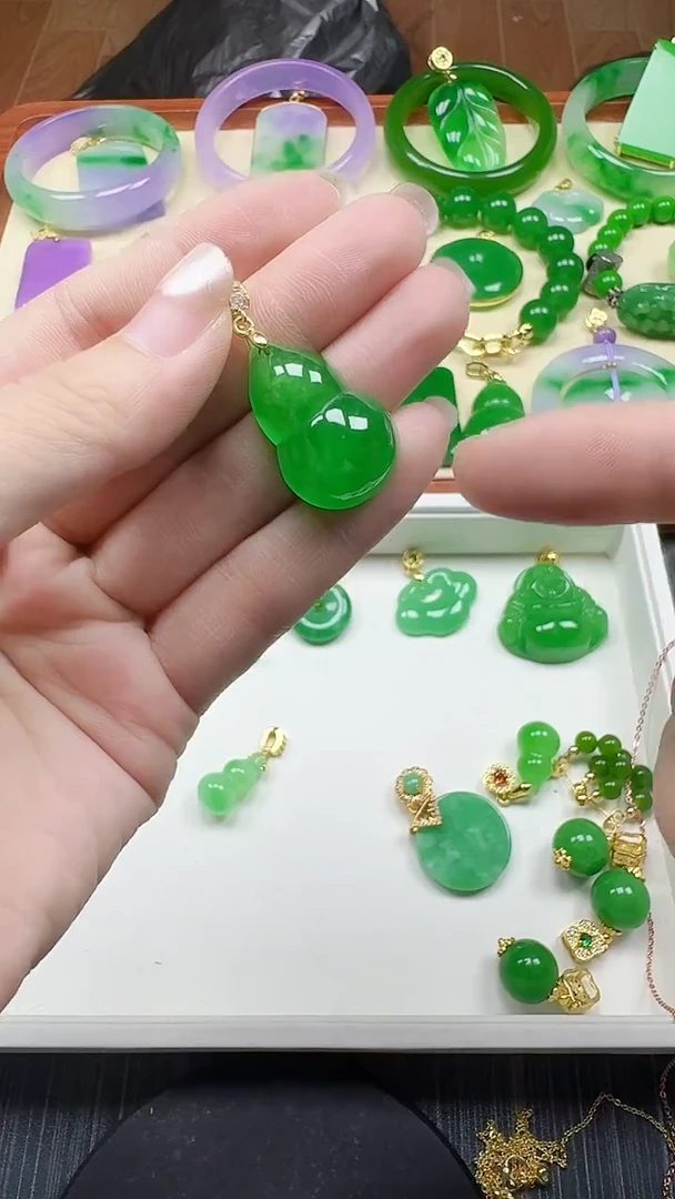 颈饰14K金镶嵌翡翠冰绿胖葫芦