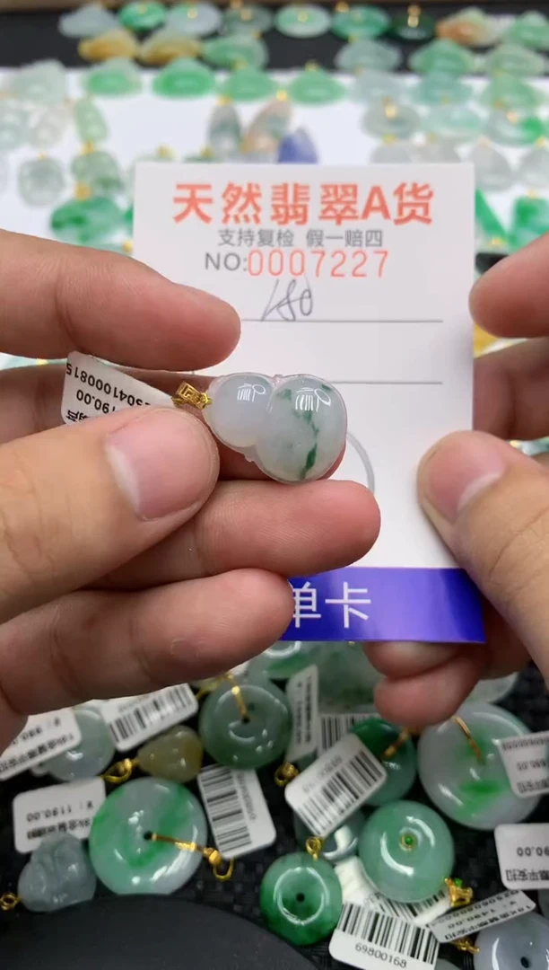 翡翠18K金镶嵌颈饰111111111111