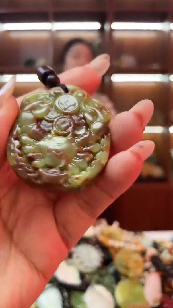 未镶嵌蛇纹石玉吊坠