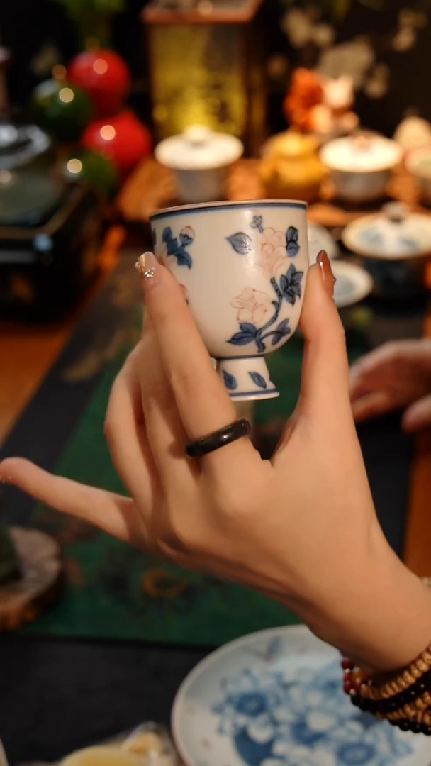 青花加红高脚杯青花加红高脚杯