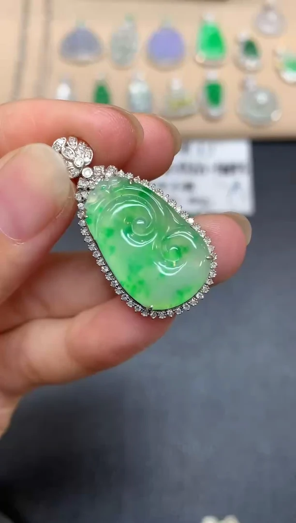 颈饰18K金镶嵌翡翠如意【无服务费