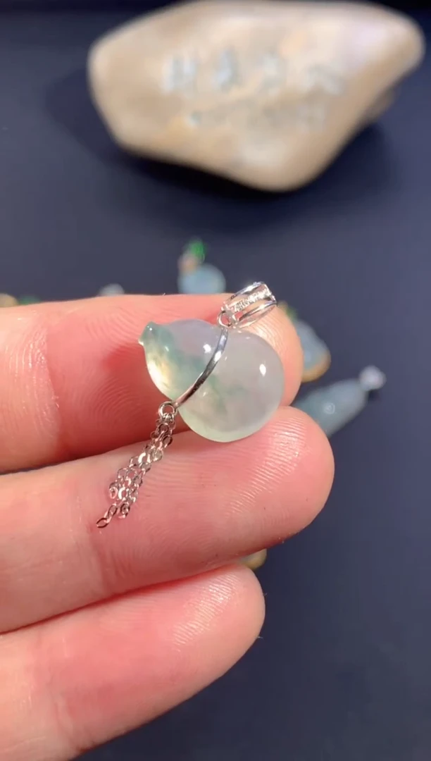 颈饰18K金镶嵌翡翠