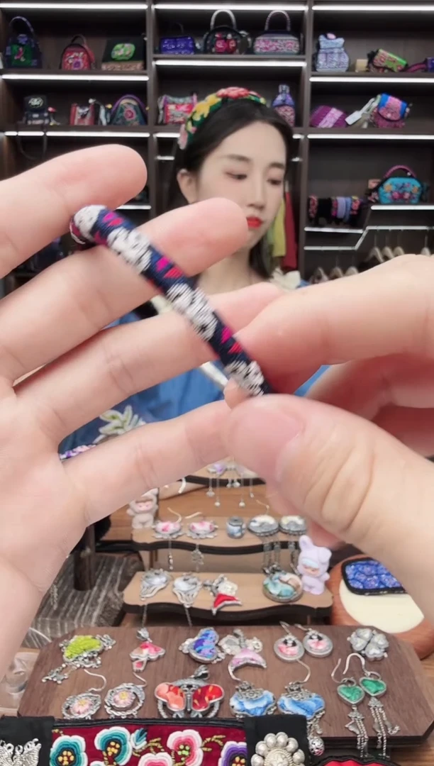 织绣142蒙阿苏苗绣传承旗舰店