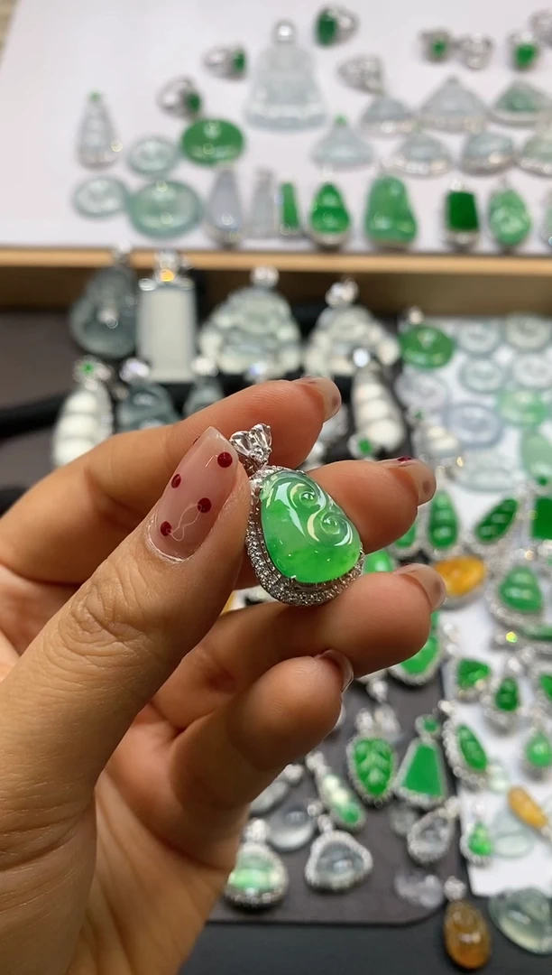 【闪购商品】翡翠吊坠(不含链)18K金镶嵌如意