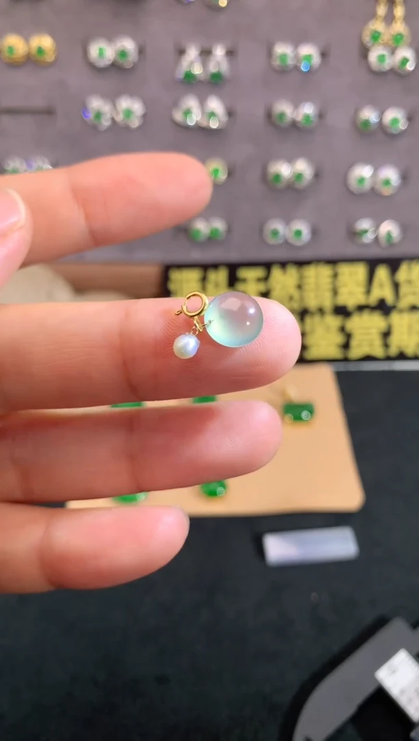 翡翠18K金镶嵌颈饰天然翡翠A货.源头工厂价福利价