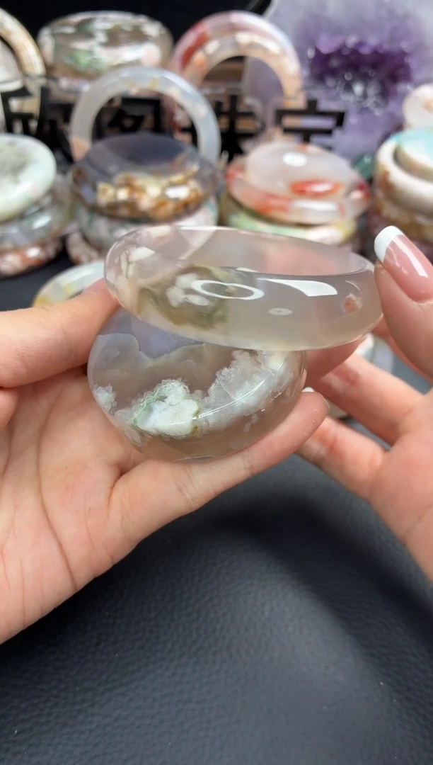 未镶嵌手镯（圆镯）石英质玉53