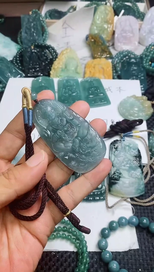 翡翠未镶嵌颈饰?