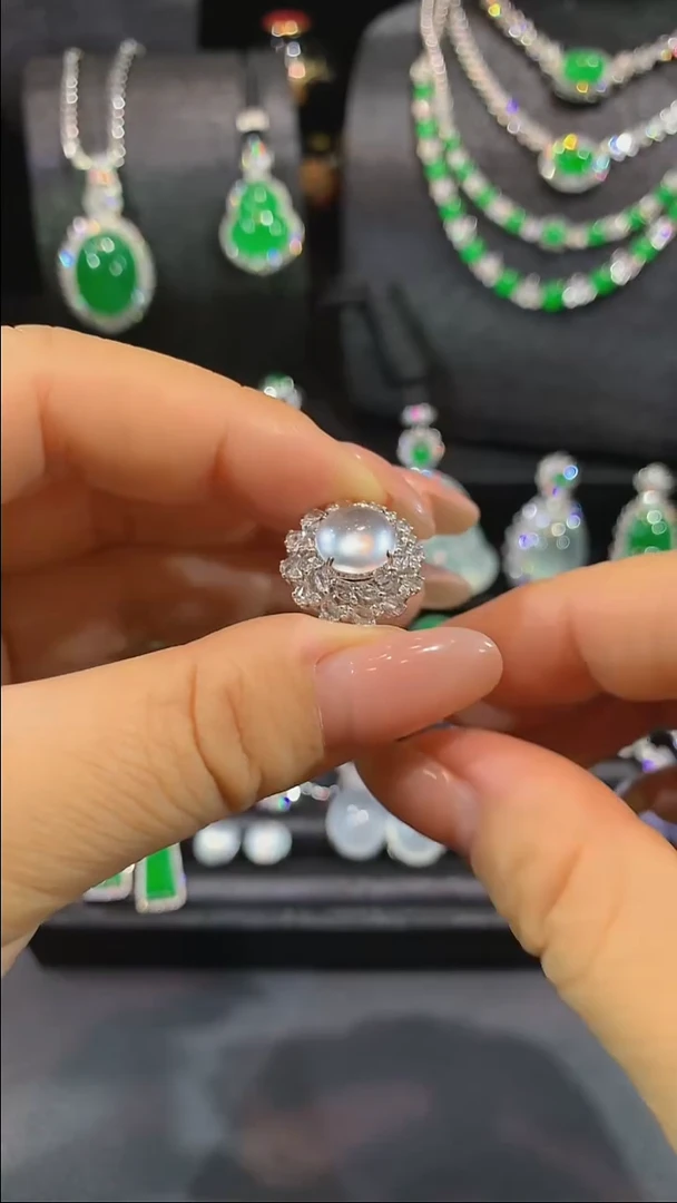 18K金镶嵌戒指翡翠戒指