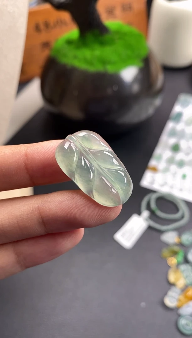 颈饰未镶嵌翡翠翡翠冰种叶子