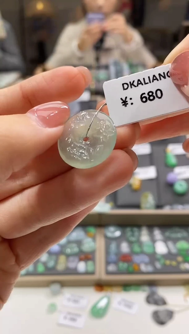 颈饰未镶嵌翡翠平安扣