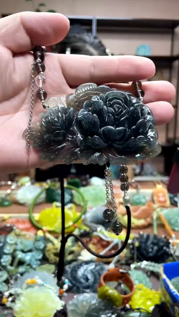 未镶嵌岫玉颈饰·