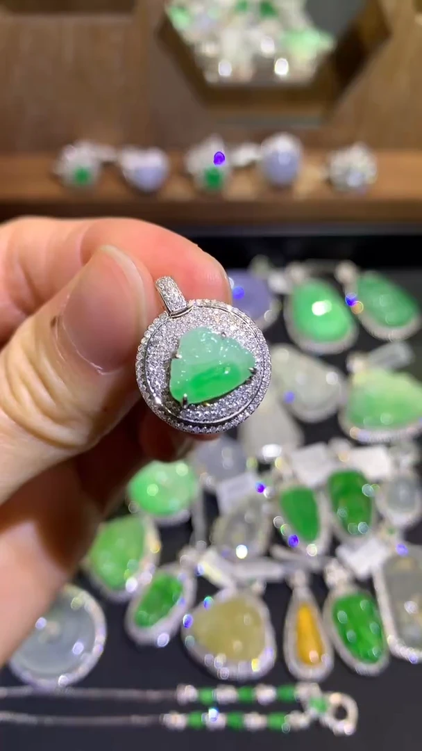 【闪购商品】翡翠吊坠(不含链)18K金镶嵌吊坠