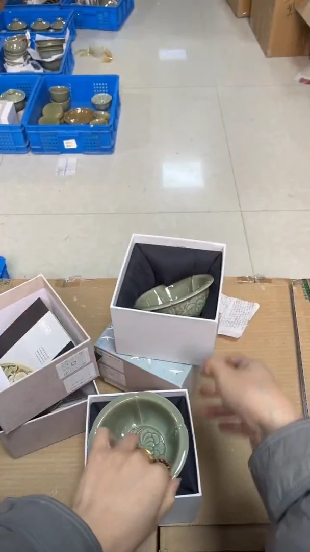 陶瓷纯手工秘色出筋葵口压手杯（一个）纹饰随机发